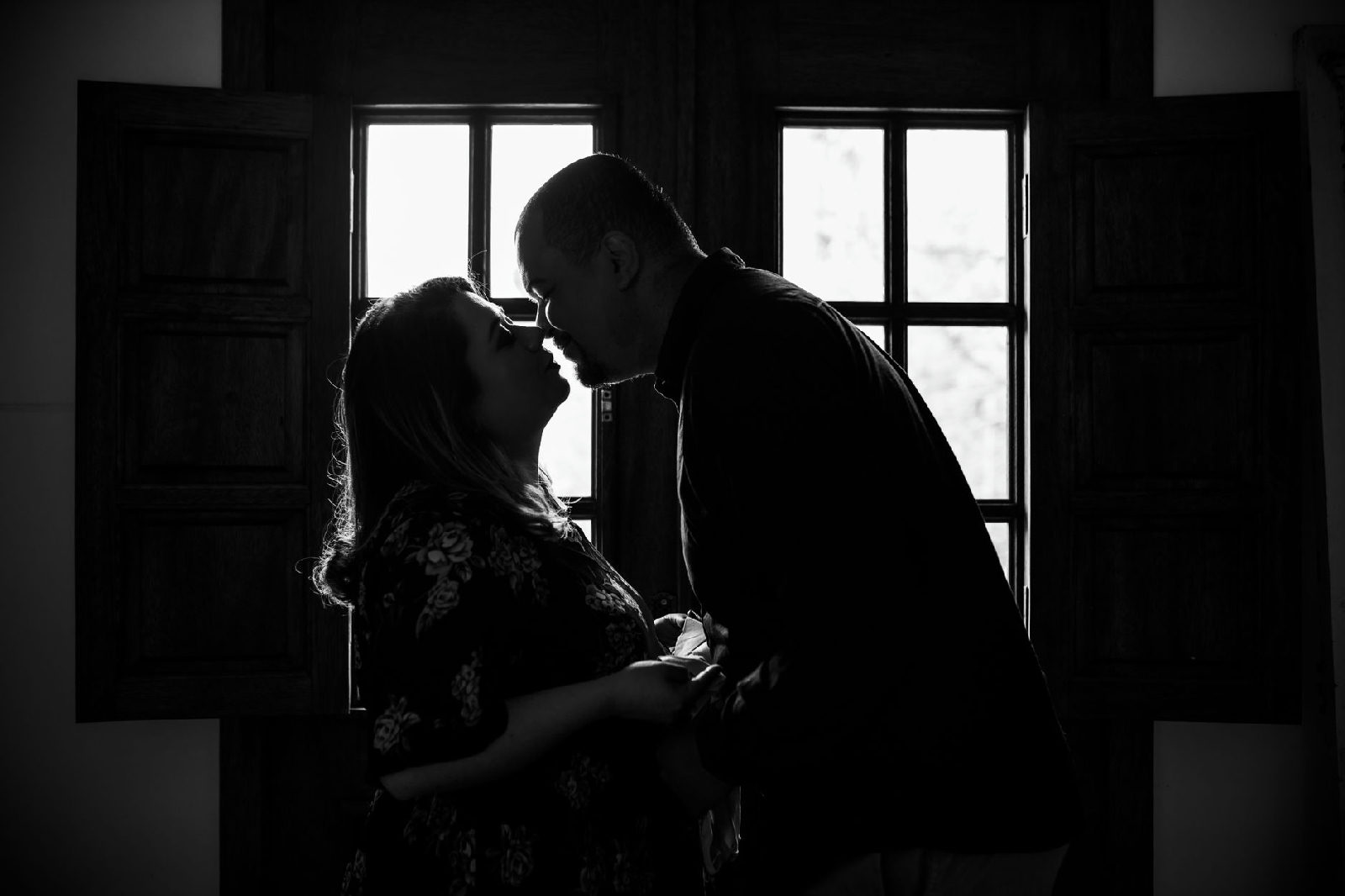 Casal maduro conversando no sofá, buscando resgatar a intimidade no relacionamento com a ajuda de uma psicóloga em Curitiba.