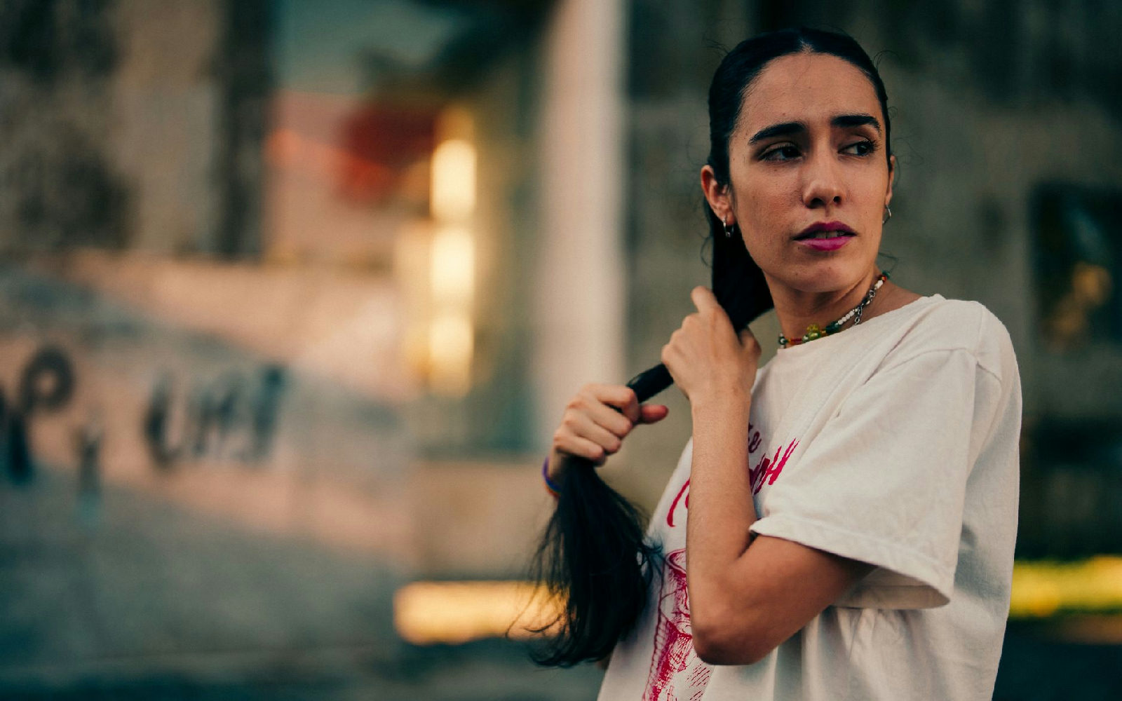 Mulher à janela reflete sobre como parar a ruminação mental com a ajuda de uma psicóloga em Curitiba.