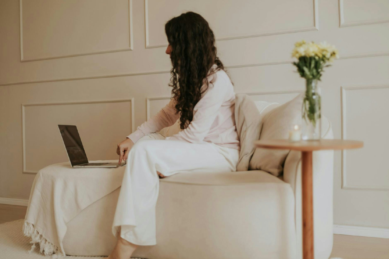 Mulher concentrada em frente a um notebook durante sua primeira sessão de terapia online com uma psicóloga em Curitiba.