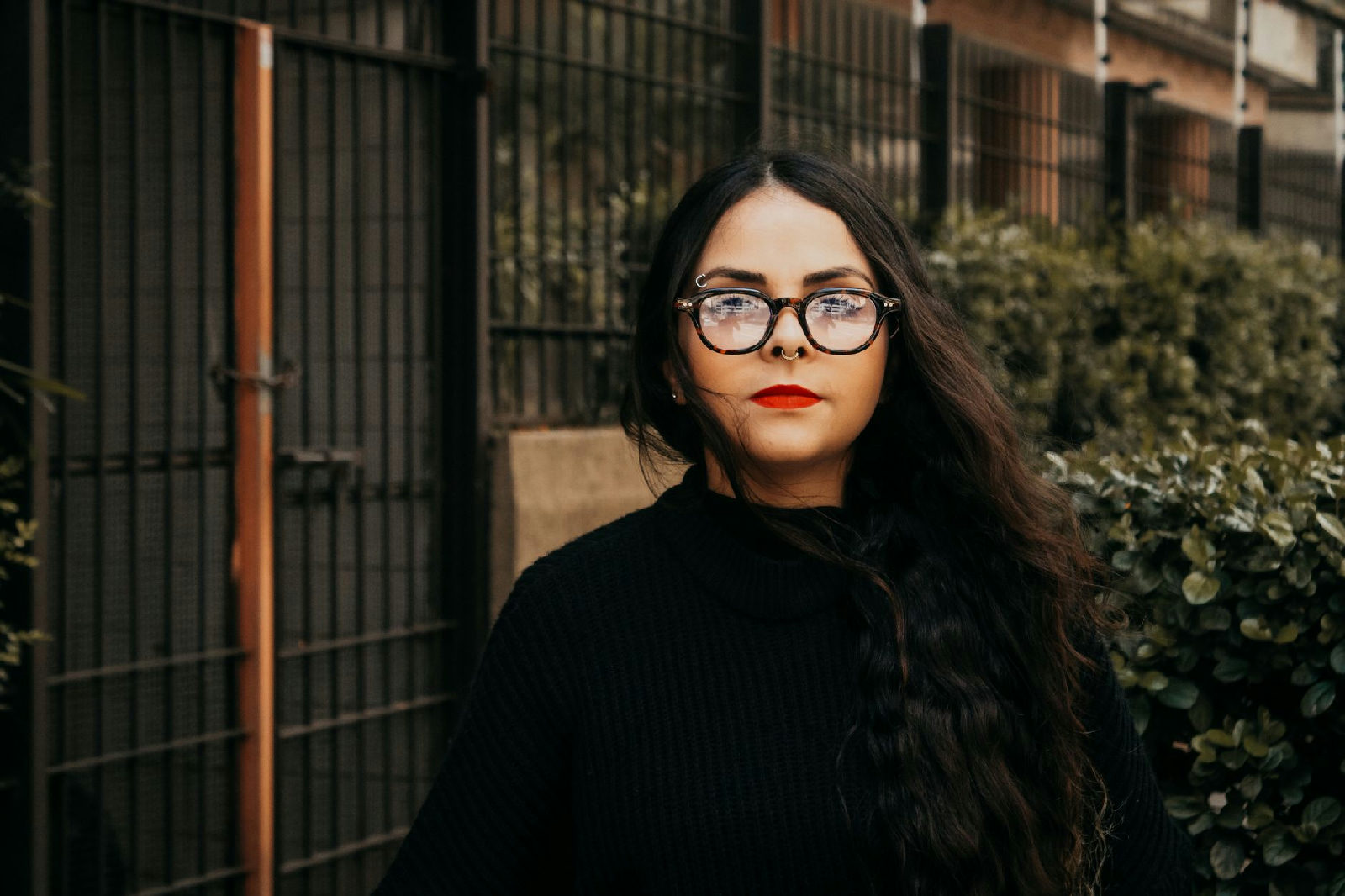 Mulher conversando com psicóloga em Curitiba em um consultório acolhedor, ilustrando o processo de como encontrar o profissi…