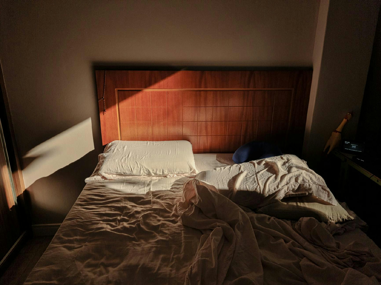 Mulher deitada na cama à noite, com expressão preocupada, ilustrando a relação entre insônia e ansiedade.