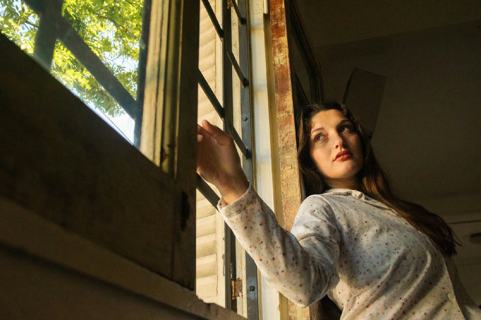 Mulher em reflexão sobre seu relacionamento, ilustrando o conceito de vínculo traumático e a busca por ajuda psicológica em…