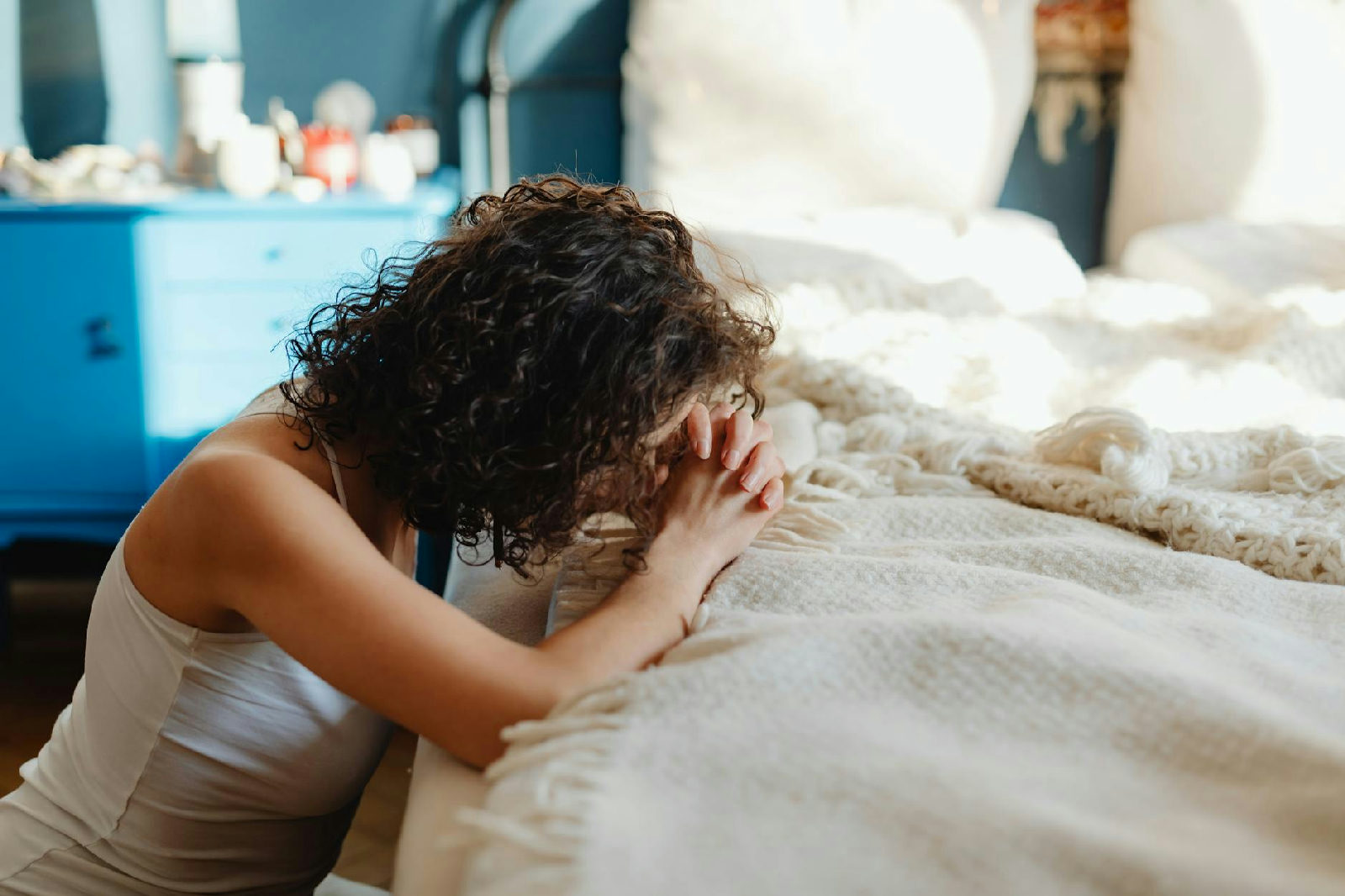 Mulher olhando pela janela com uma expressão serena, simbolizando a esperança e a reconstrução da vida após o burnout com aj…